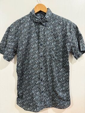 UNÍS  Men's Short-Sleeve Button-Down Shirt in Dark Blue Floral Print